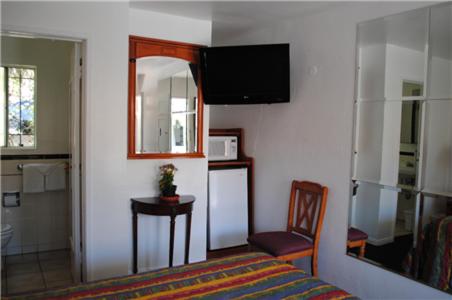 King Room - Smoking  at Rose Bowl Motel, photo 4