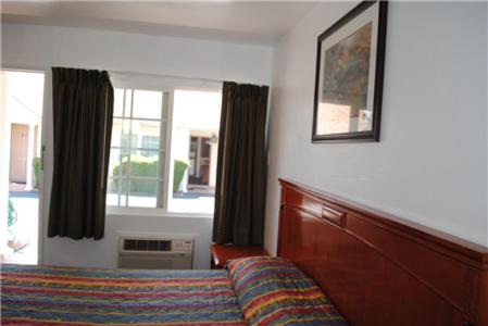 King Room - Smoking  at Rose Bowl Motel, photo 3